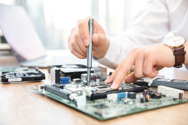 攝圖網(wǎng)_501276413_機械師修理程序主板特寫（企業(yè)商用）.jpg
